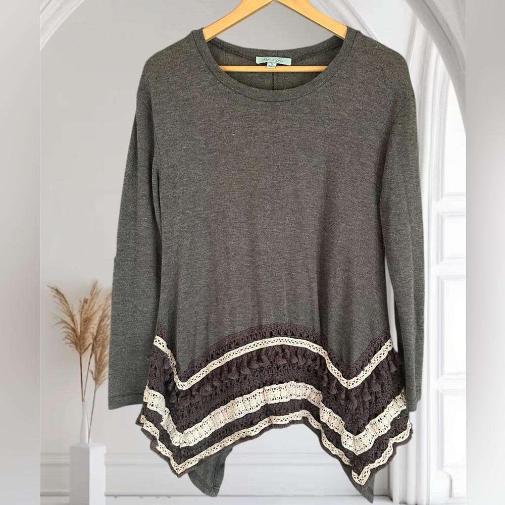 ⬅️She + Sky Gray Top Peplum Crochet and Lace Accents S